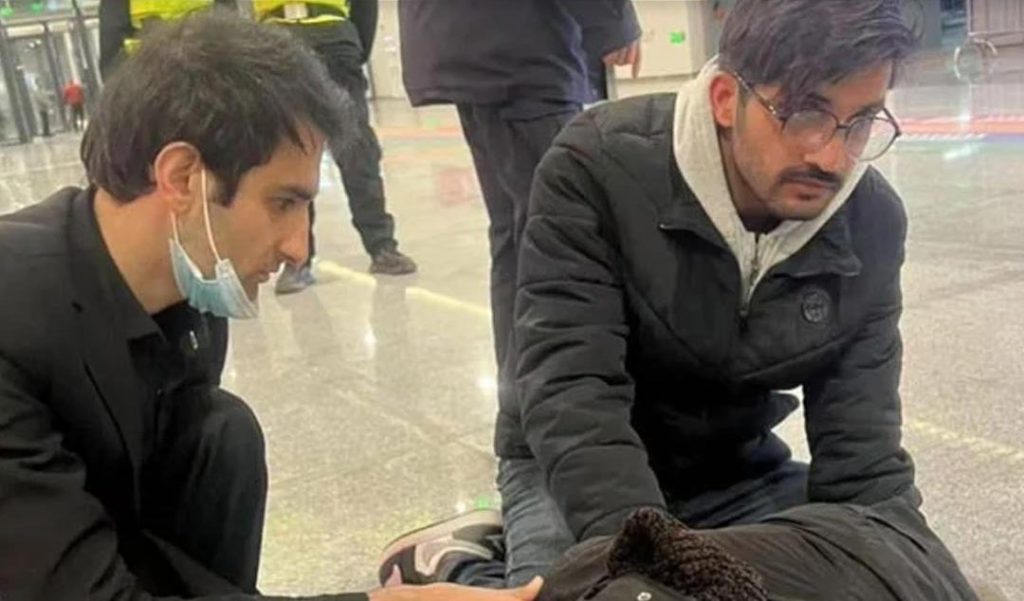 Pakistani students save elderly man at Shanghai Railway Station