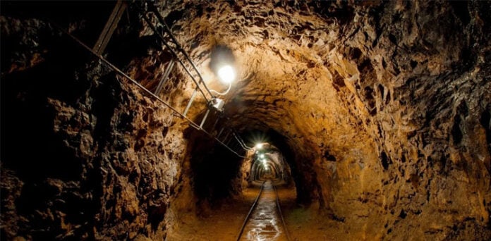 درجنوں کان کن