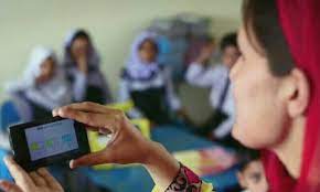 Record increase in the number of women using mobile phones in Pakistan
