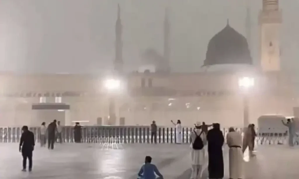 Heavy Rainfall Brings Pleasant Weather to Madinah