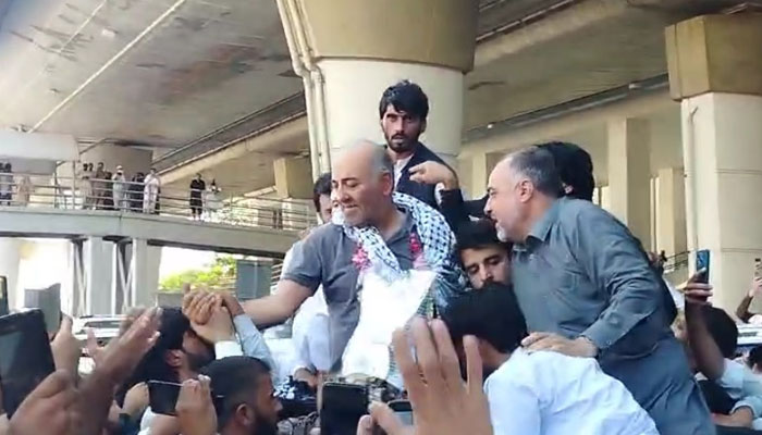 Former Senator Mushtaq Ahmad Returns to Pakistan After Release from Israeli Custody