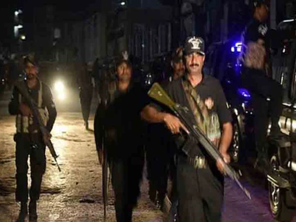 کراچی کے مختلف علاقوں میں پولیس مقابلے