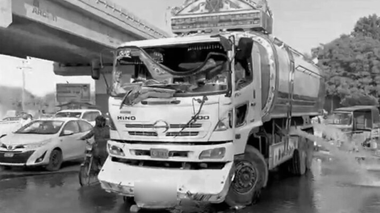 Water Tanker Collision on Shahrah-e-Quaideen Injures Family