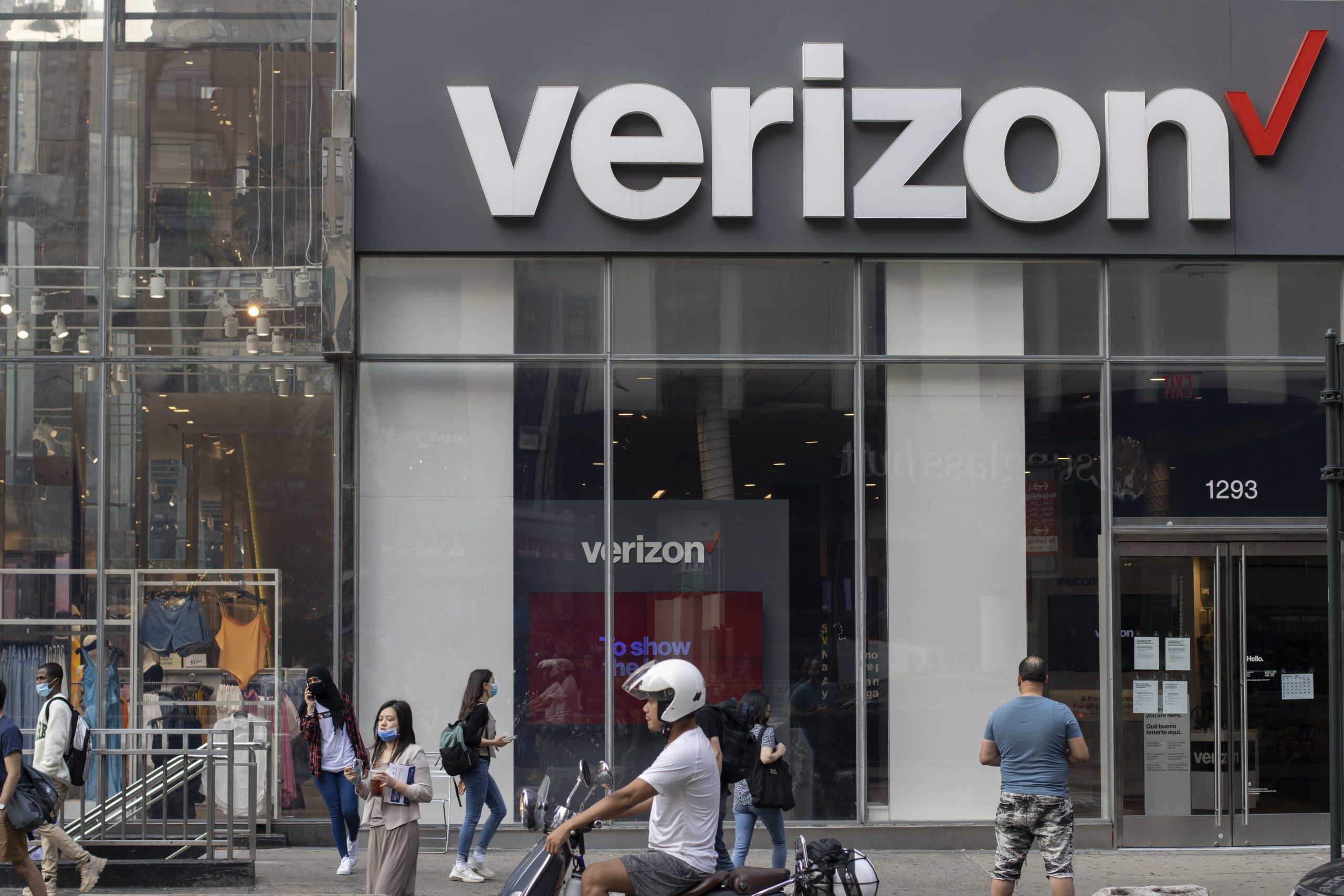 Verizon to Lay Off 13000 Workers