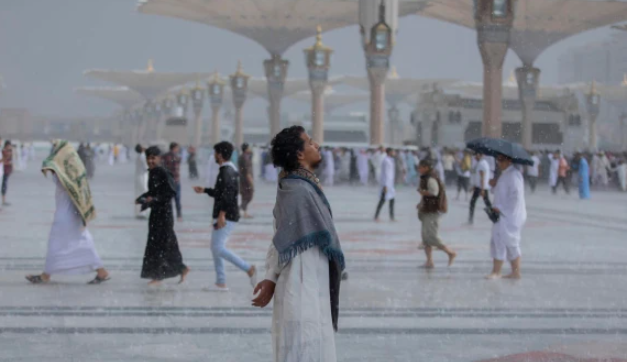 مدینہ منورہ میں موسمِ سرما کی پہلی بارش، زائرین نے اللہ کا شکر ادا کیا