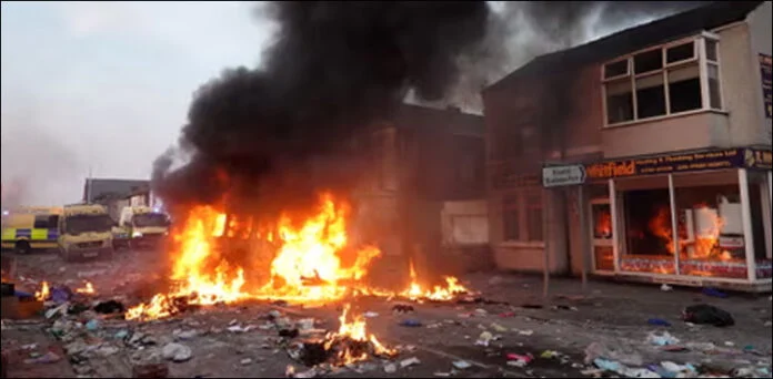 لندن میں گودام میں شدید آگ