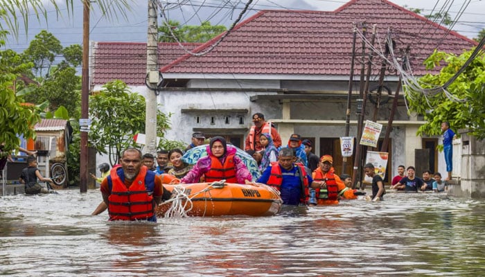 Over 900 Dead in Indonesia’s Floods and Landslides