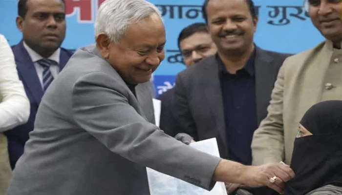 مسلم خاتون کا نقاب ہٹانا،