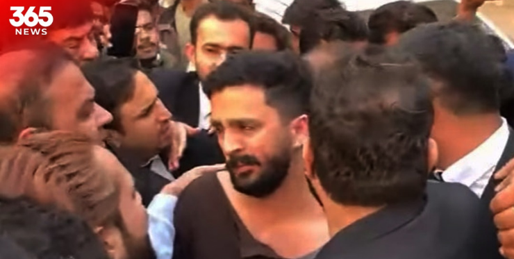 یوٹیوبر رجب بٹ پر وکلاء کا حملہ