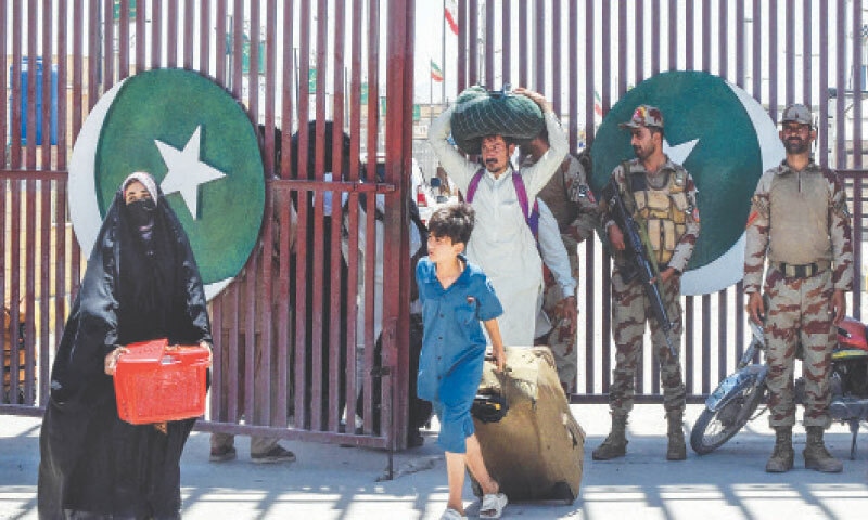 Pakistani students return from Iran