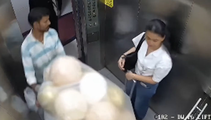 لفٹ میں گیس سے بھرے پارٹی غبارے پھٹنے