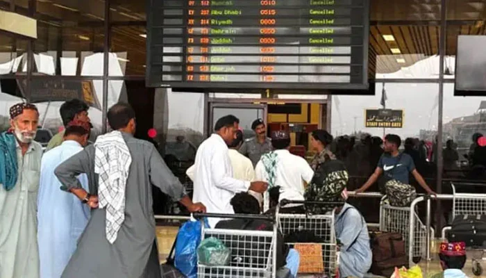 پاکستان کے ایئرپورٹس سے 102 پروازیں منسوخ