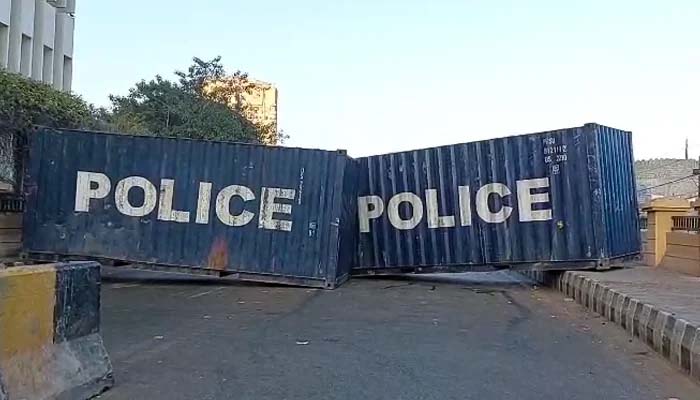 سڑکیں ٹریفک کے لیے بند