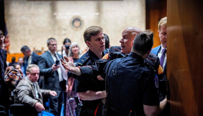 سابق میرین اہلکار کو زبردستی باہر نکال دیا گیا