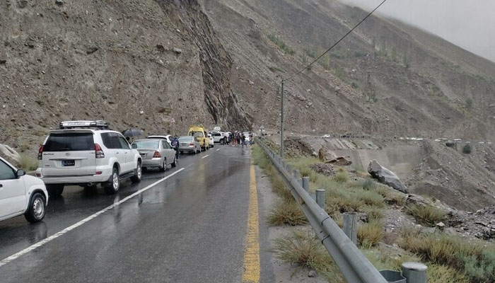 تیز بارش اور لینڈ سلائیڈنگ کے باعث شاہراہ قراقرم بند