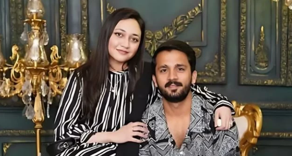 یوٹیوبر رجب بٹ نے اہلیہ ایمان کو طلاق دے دی