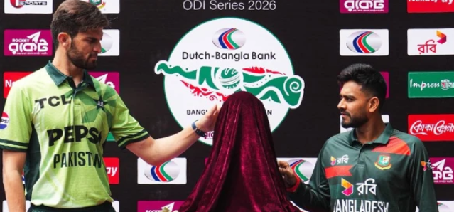 پاکستان اور بنگلادیش کے درمیان ون ڈے سیریز کی ٹرافی کی رونمائی