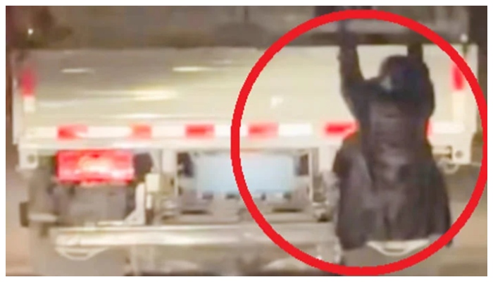 بیوی شوہر کی گاڑی کے پیچھے لٹک گئی