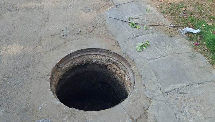 child dies falling into manhole Faisalabad