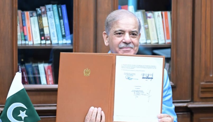 وزیراعظم شہباز شریف نے اسلام آباد مفاہمتی یادداشت پر بطور ثالث دستخط کر دیے